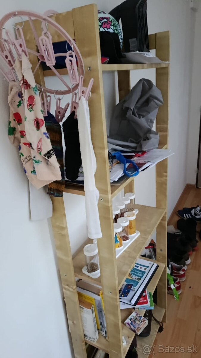 ľahká drevená knižnica