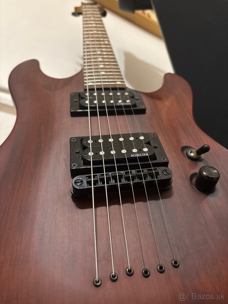 Elektrická gitara Schecter Omen-6 a Marshall 10