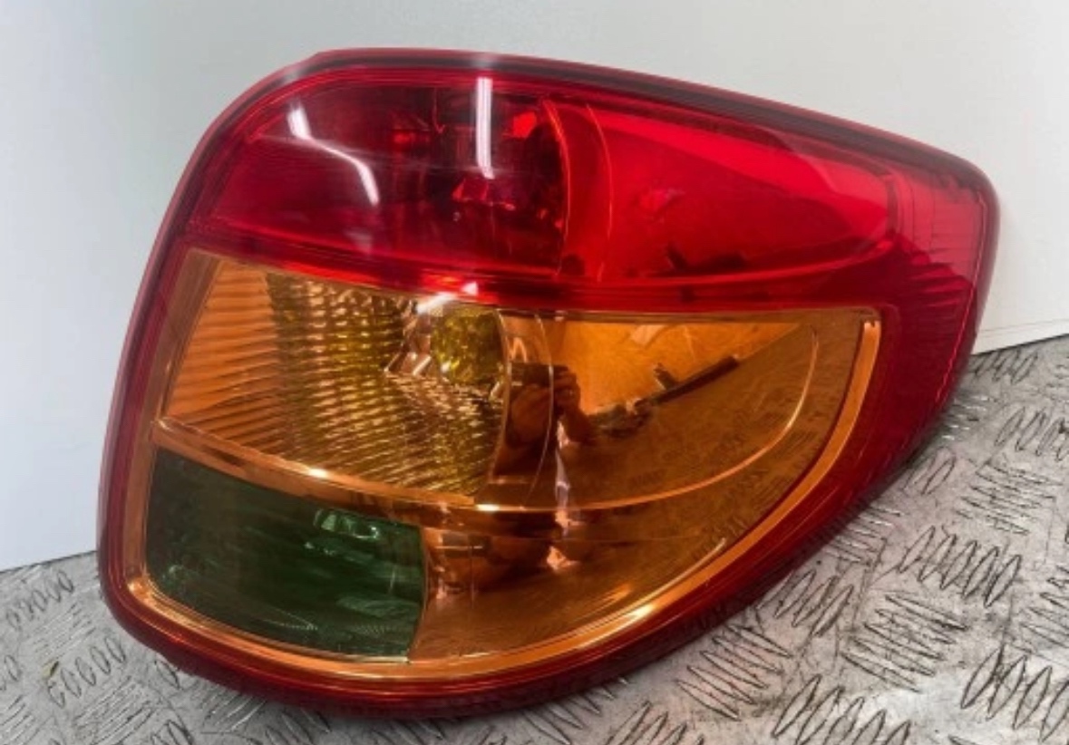 Suzuki SX4 2006- pravé a ľavé zadné svetlo cena za ks