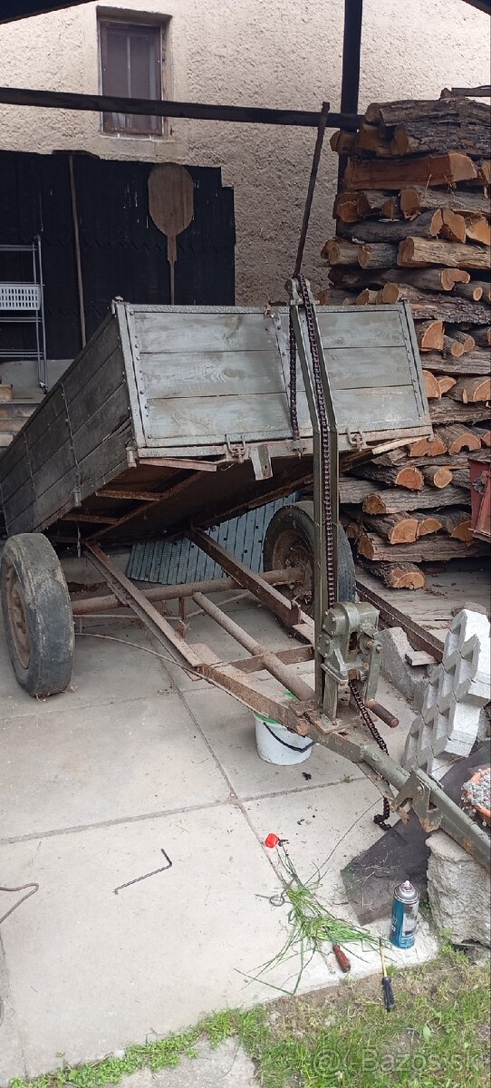 Vyklapacia vlečka za traktor brzdená