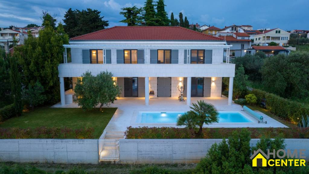 NA PREDAJ atraktívna kamenná vila /419 m²/ pri mori, Dalmáts