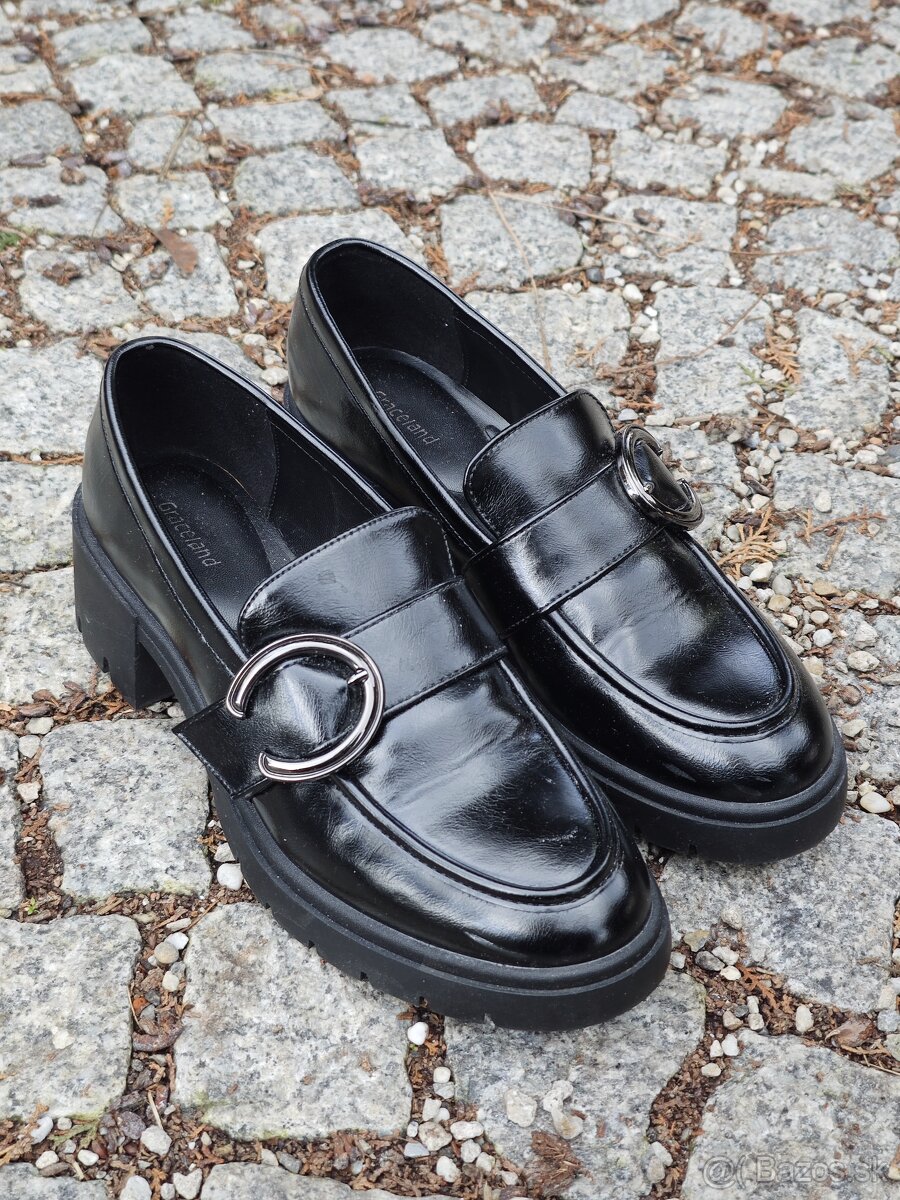 čierne lakované poltopánky, veľkosť 40