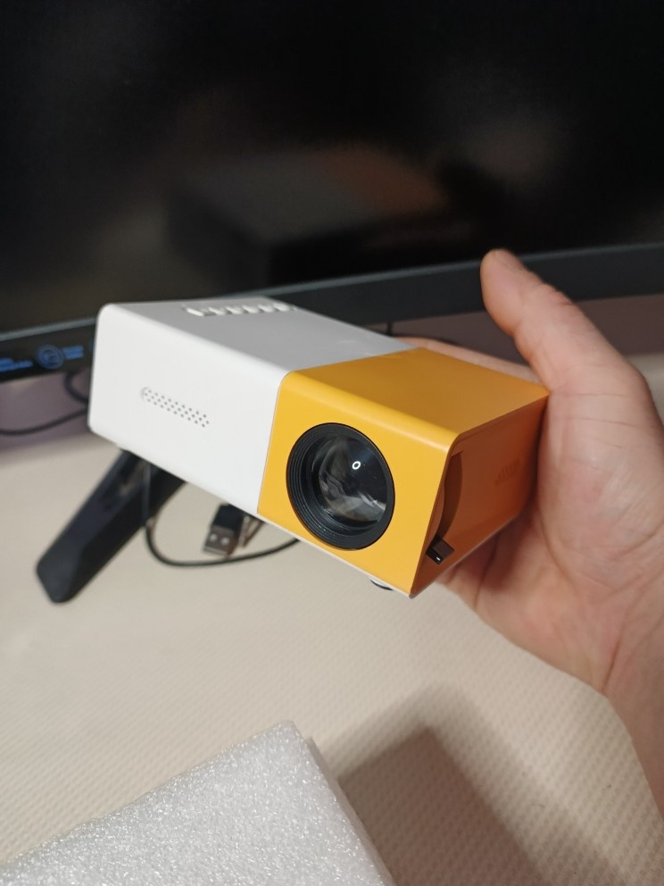 Nový mini projektor s ovládaním a HDMI