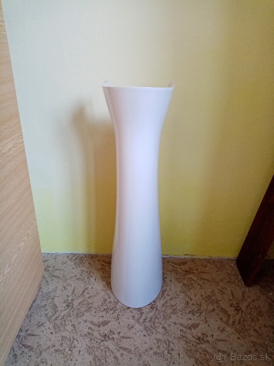 Noha pod umývadlo