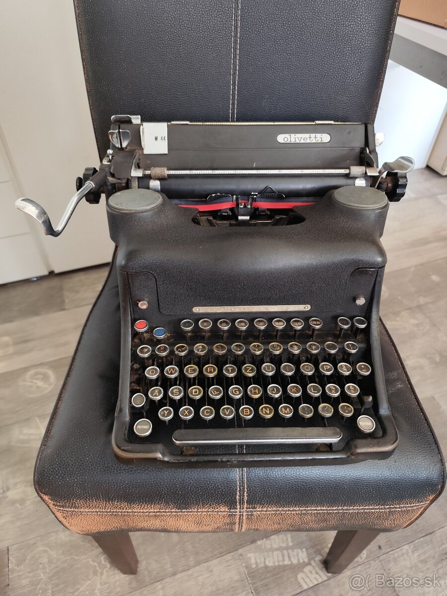 Starozitny pisaci stroj Olivetti m44
