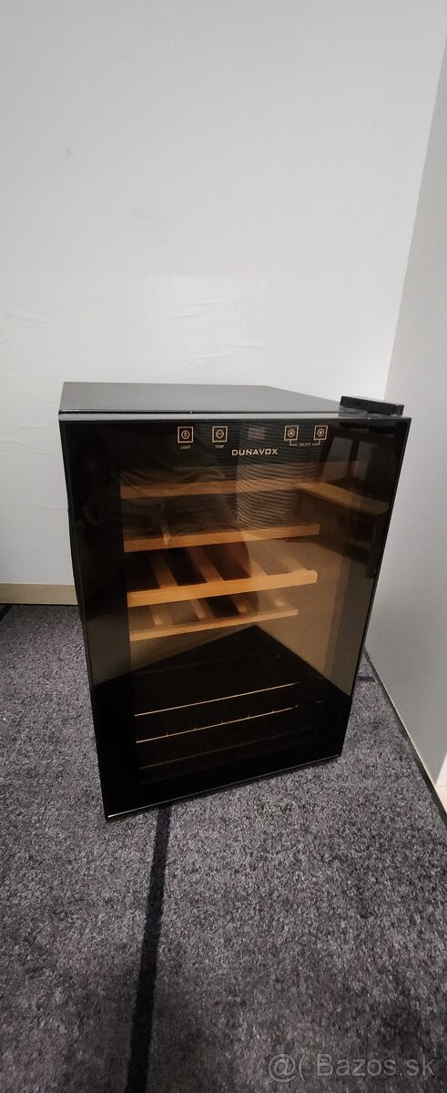 Vinoteka Dunavox DXFH-20.62 na 20 flias