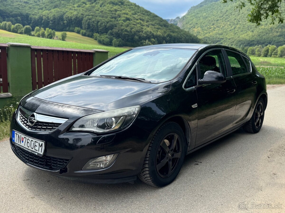 Opel Astra J 1.4T 2010 123000km kupované na SR