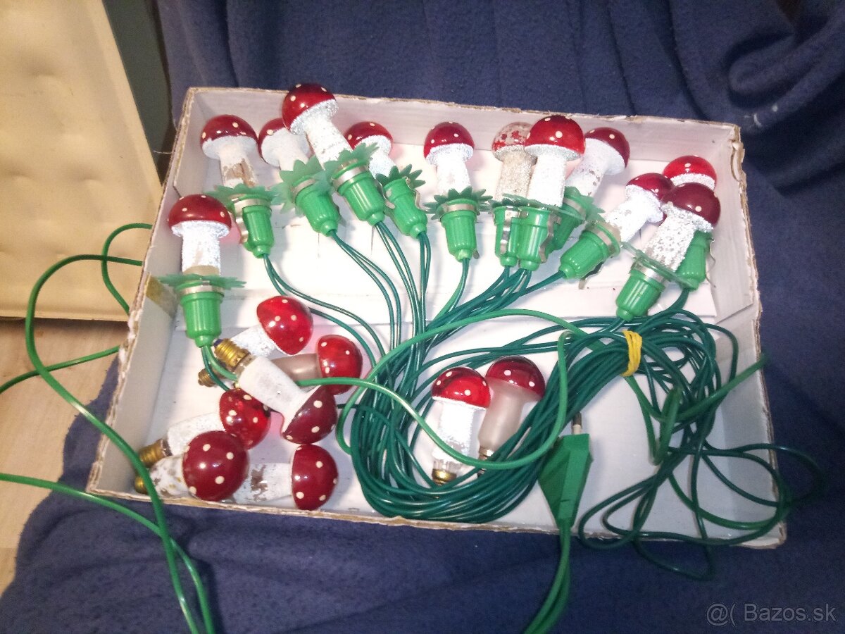 Retro vianocne osvetlenie zlatokov muchotravky