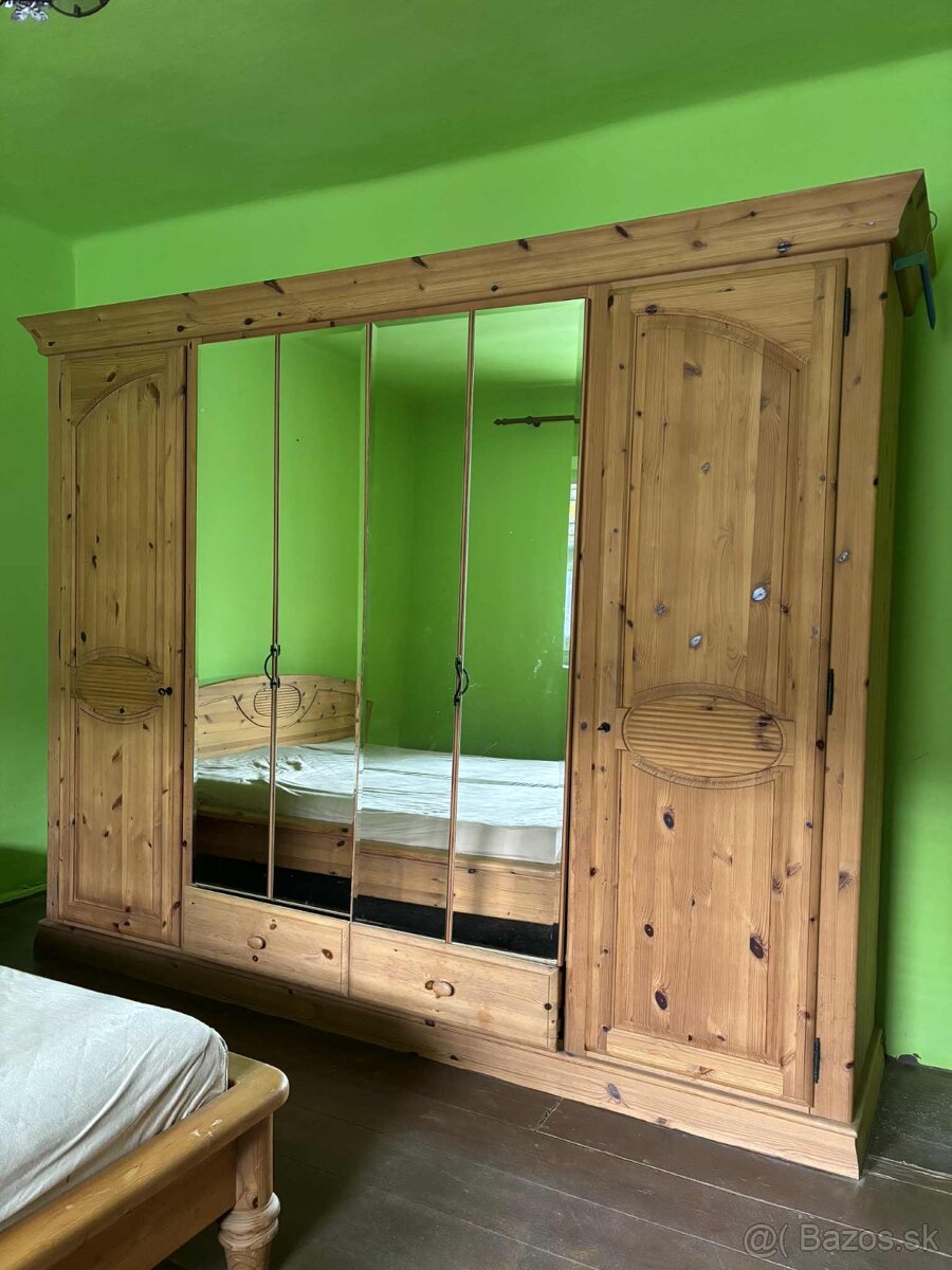 Borovicová skriňa z masívu