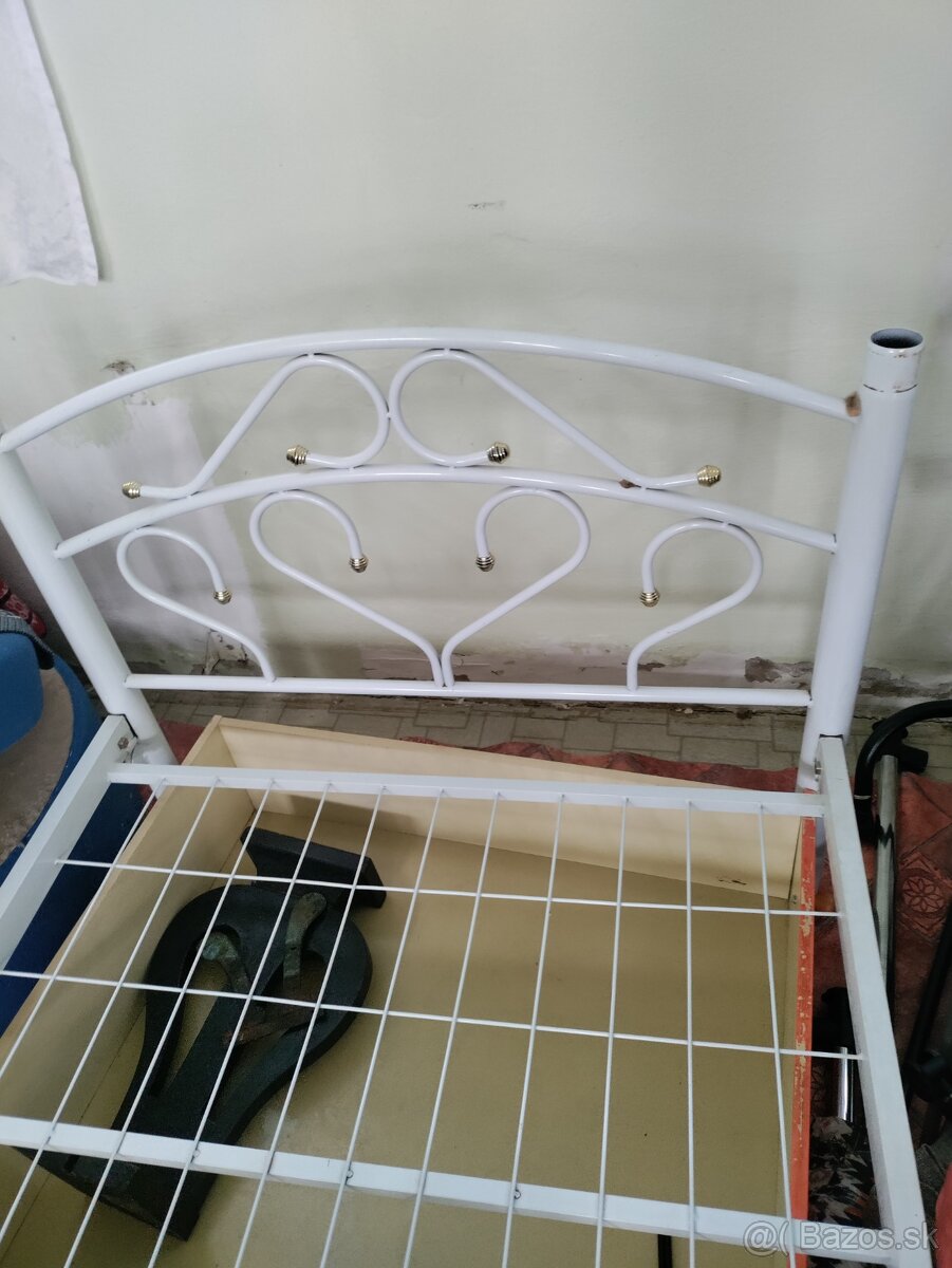 Biela kovová postel