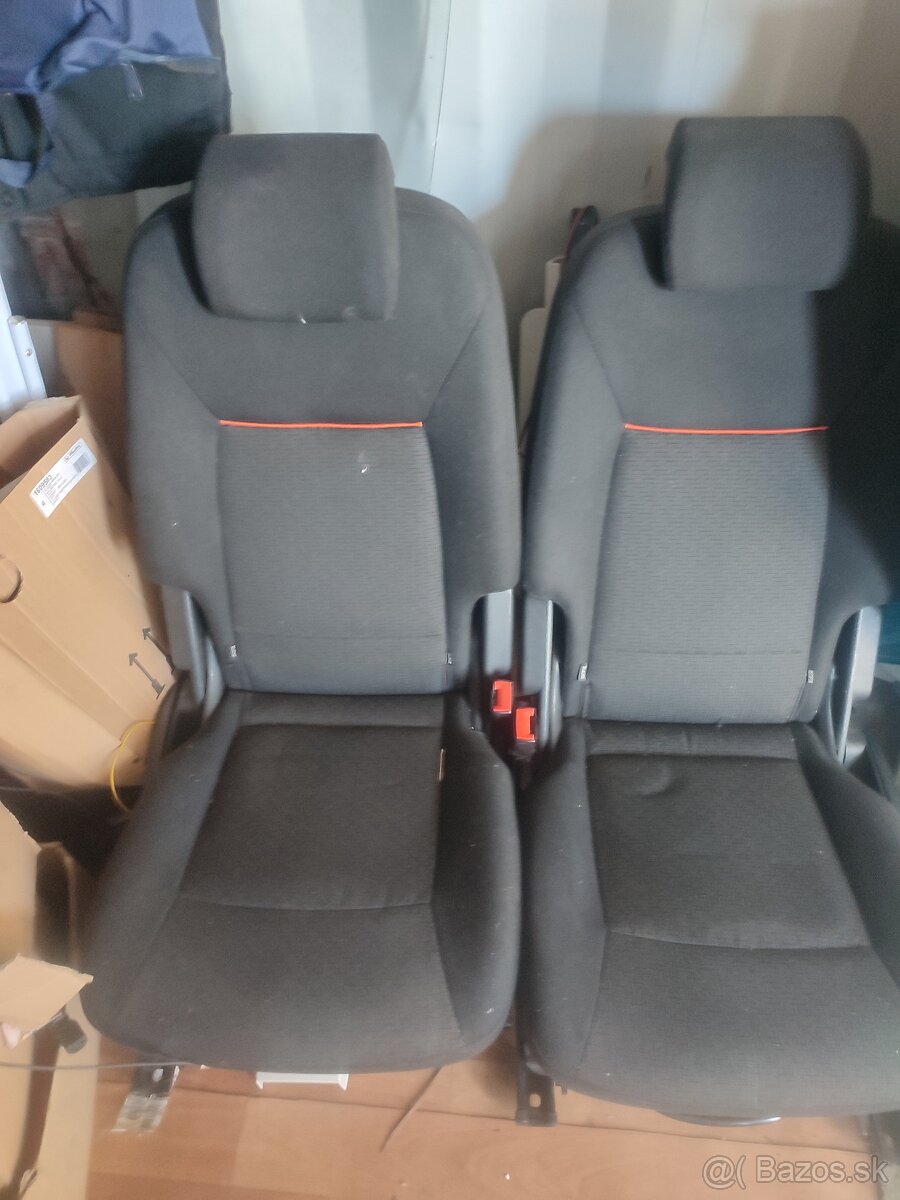Ford Galaxy,sedačky stredná rada