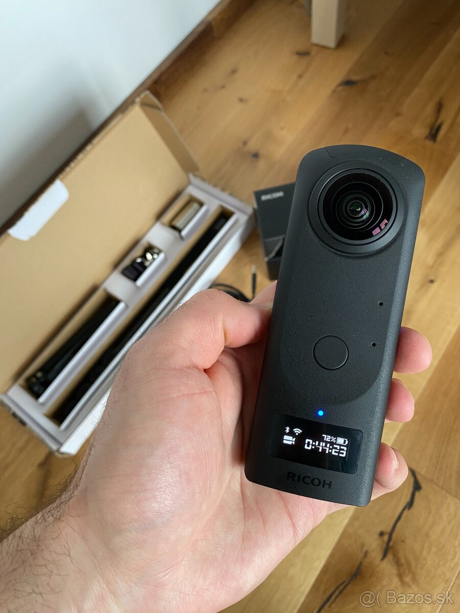 RICOH THETA Z1 + Bushman MONOPOD V2