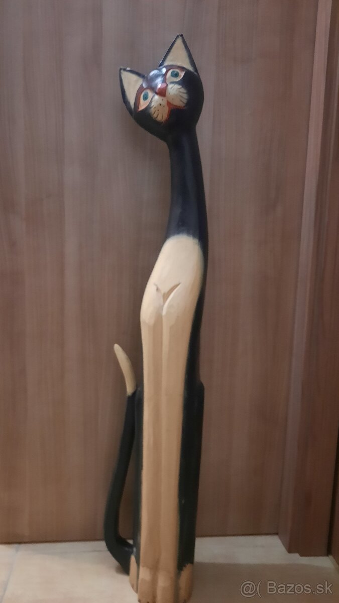 Drevená žirafa a mačka