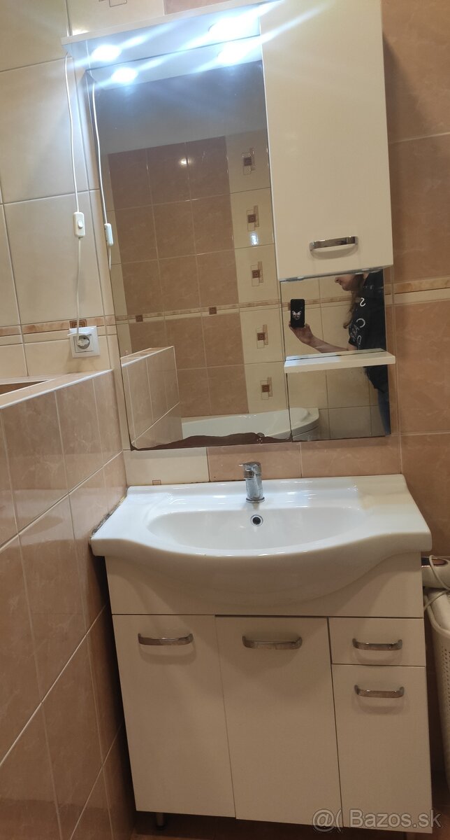 Kúpeľňová skrinka, umývadlo, batéria + zrkadlo so svetlom.