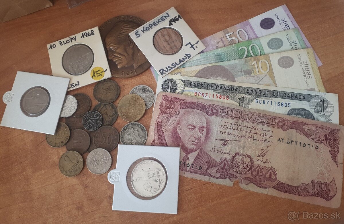 Mix starých mincí a bankoviek