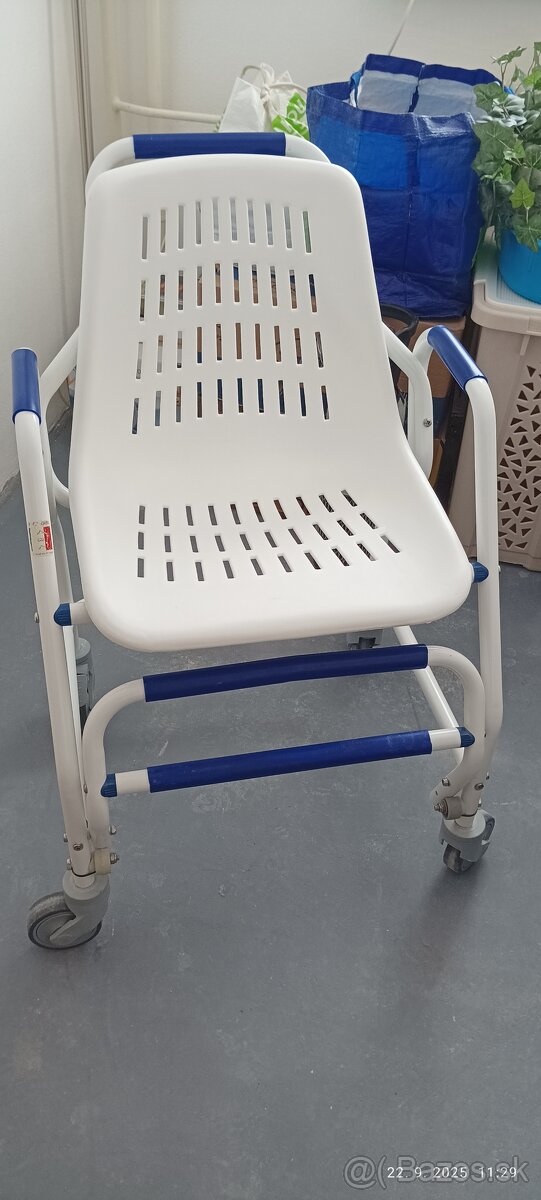 Pojazdná sprchová stolička