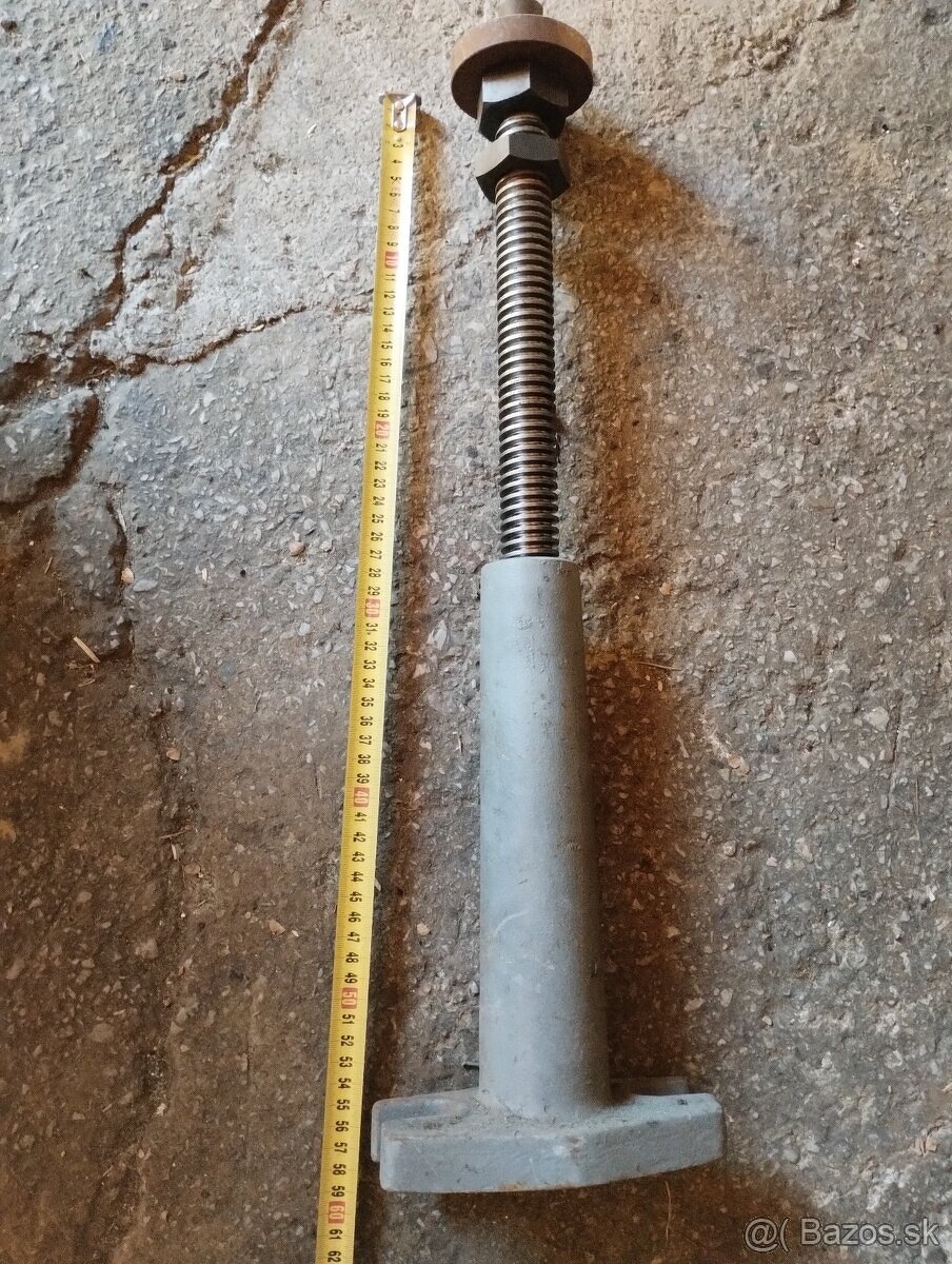 Skrutkovaci zdvihak s kontra maticov.