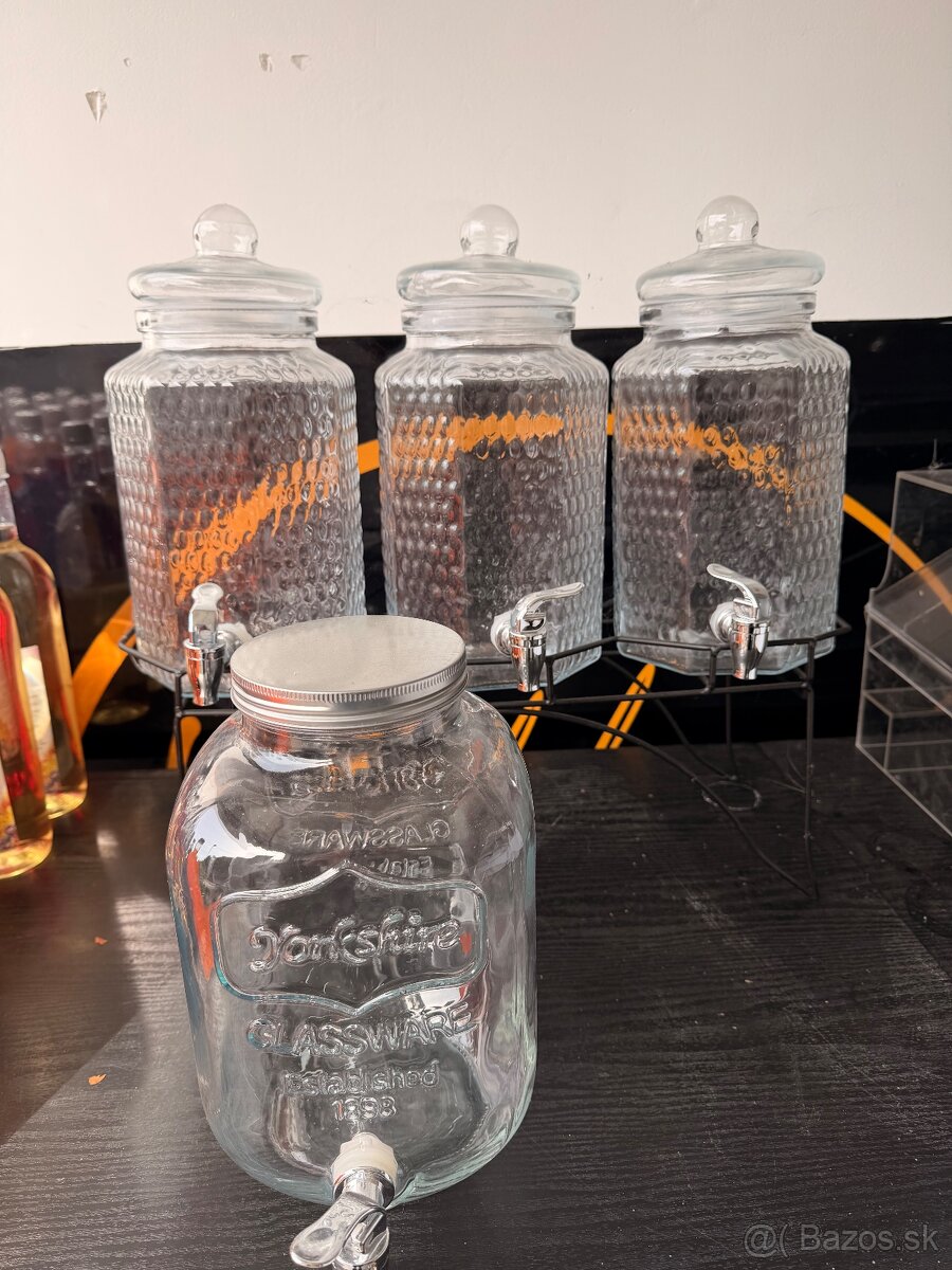 Sklenené nádobky s kohútikom – dávkovače nápojov
