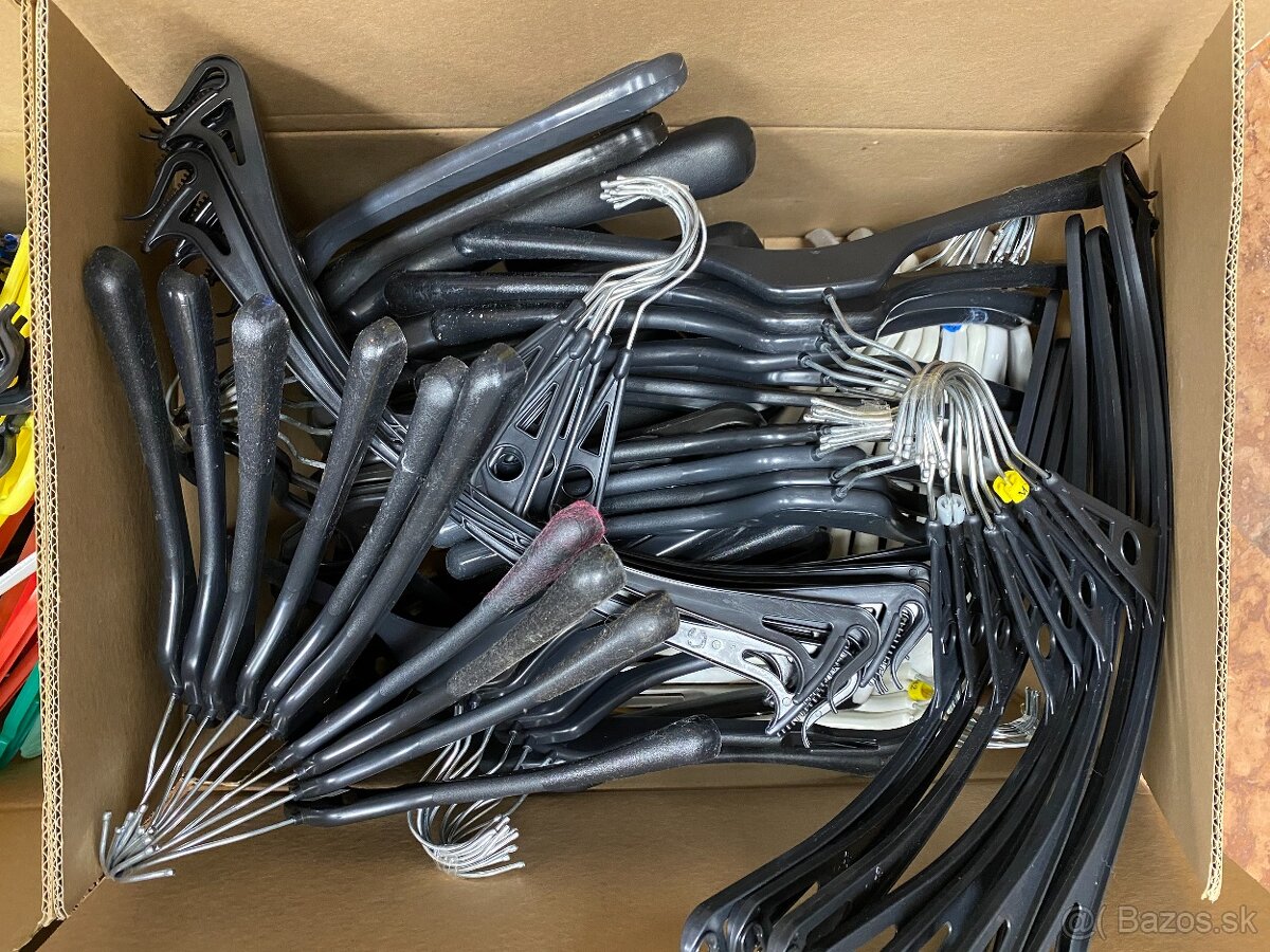 Vešiaky rôzne varianty 10 Euro za 100 kusov