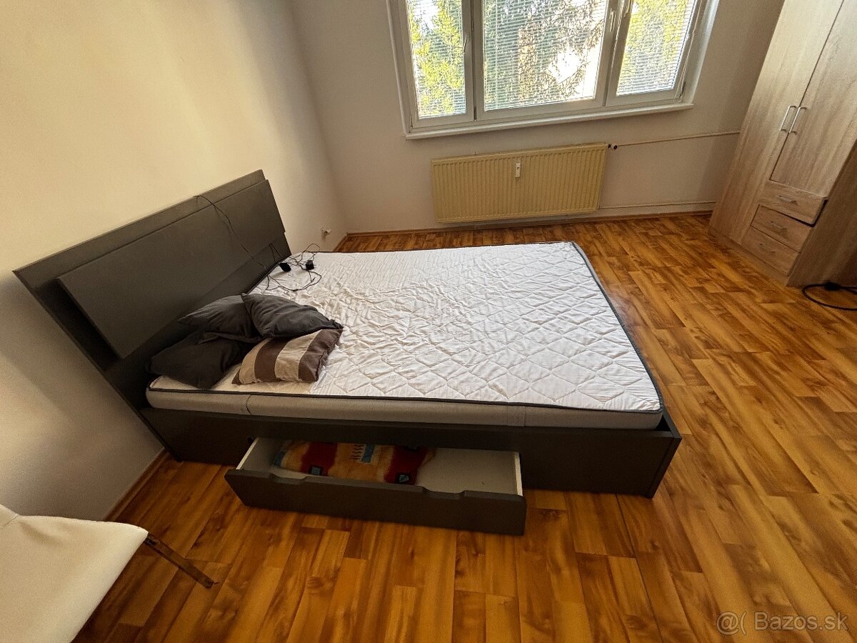 Posteľ s roštom a matracom