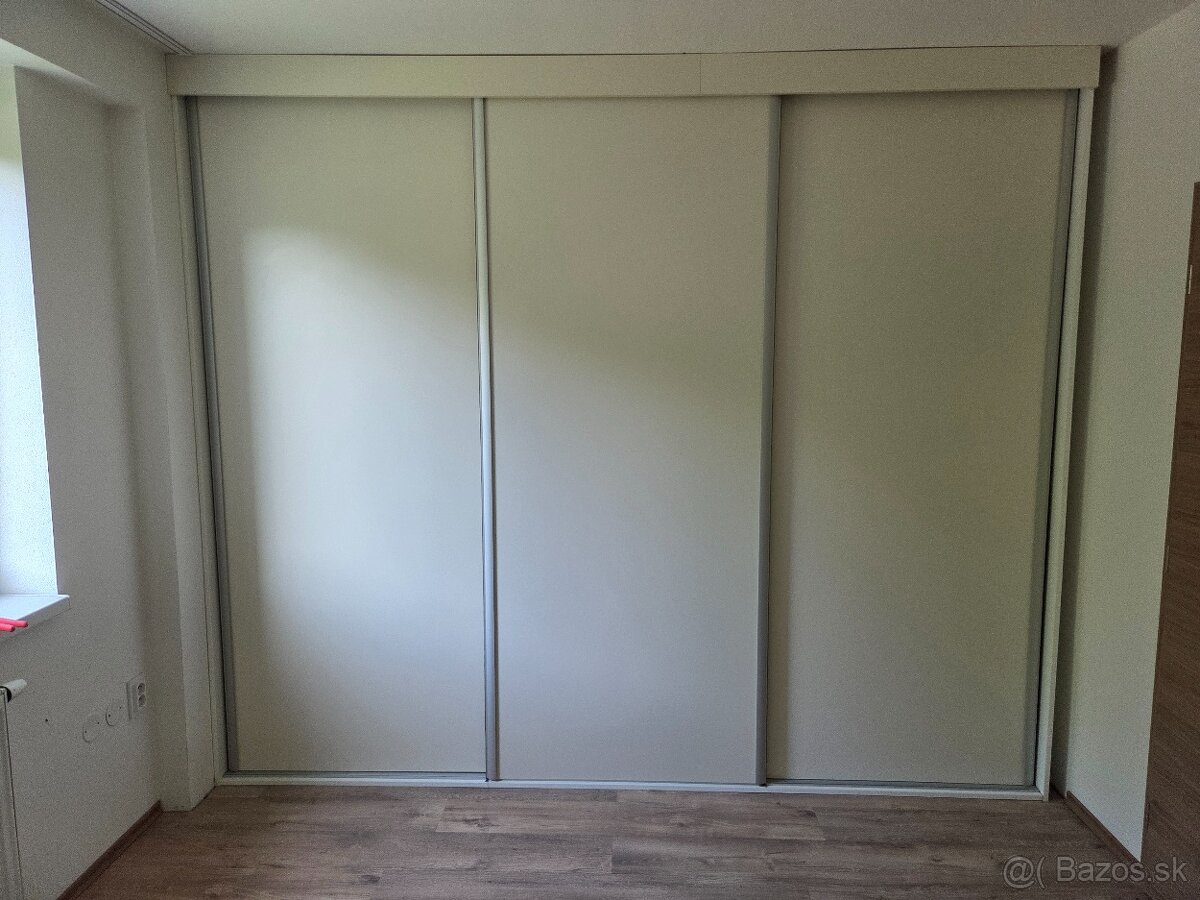 Vstavaná skriňa 300x250x70