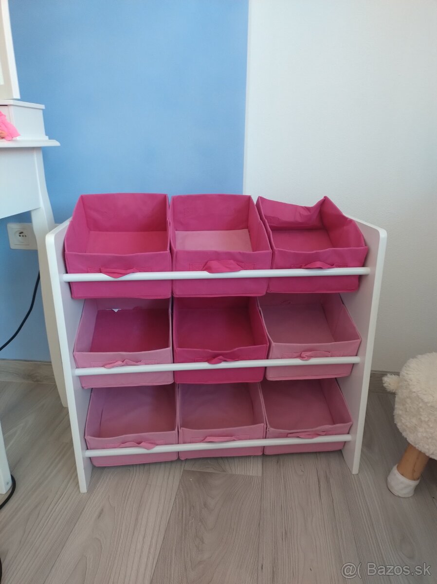 Regál na hračky