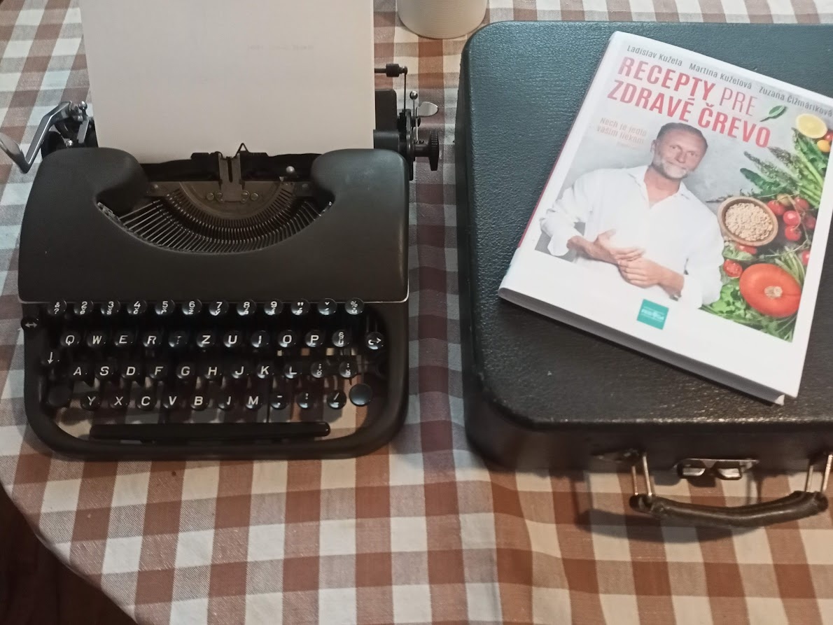 Predám starožitný kufríkový písaci stroj PATRIA rok 1940