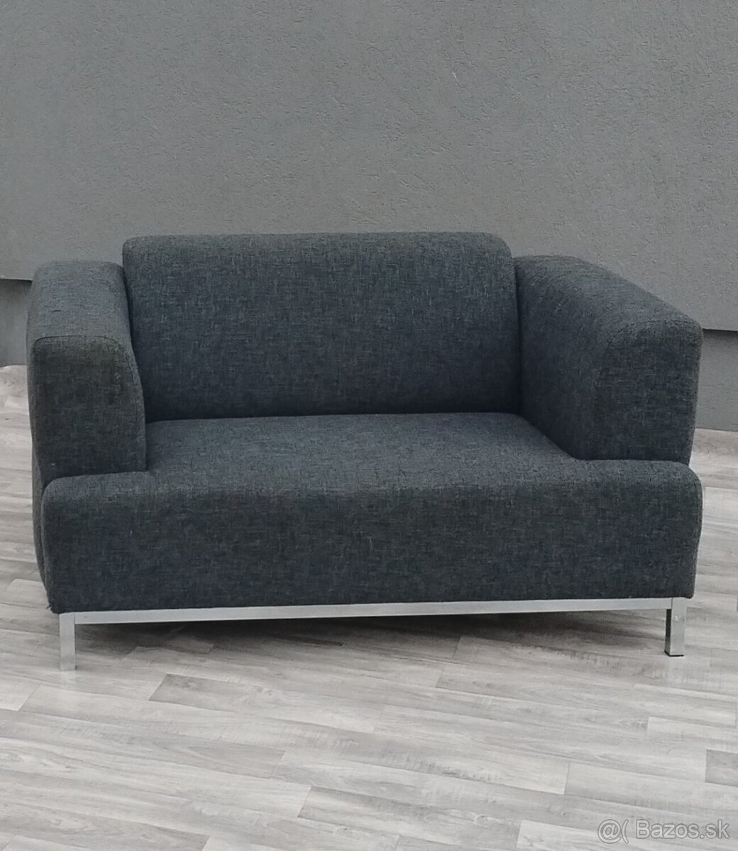 Pohovka sivá látková .