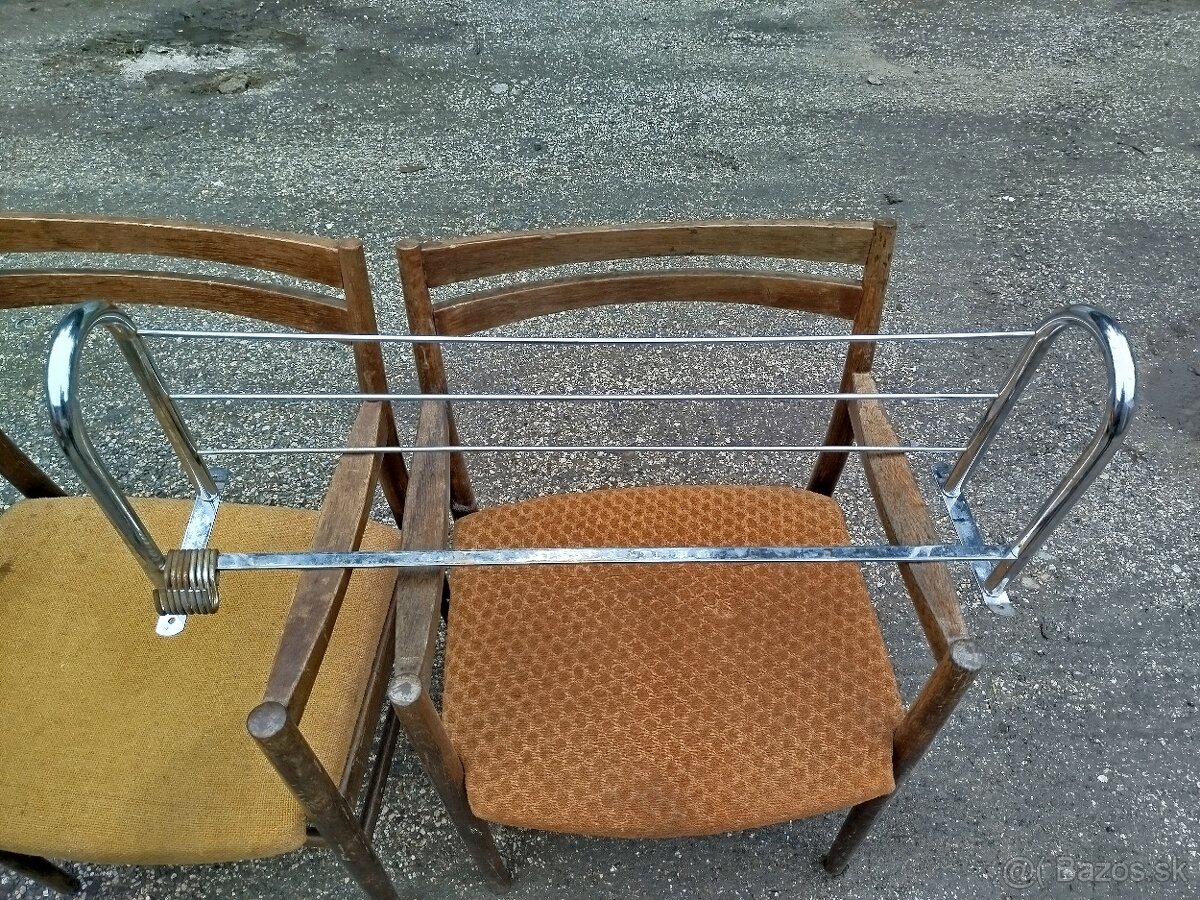 Predám chrómový vešiak.