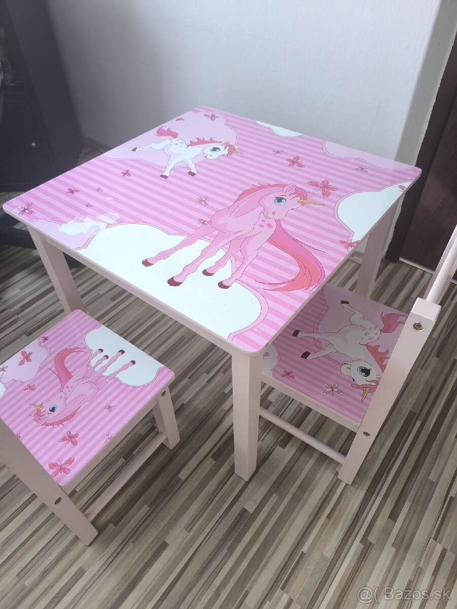 Detský stolík so stoličkami