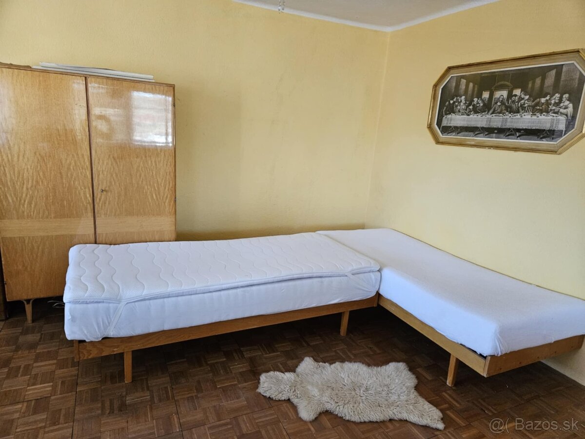 Postele, matrace, skriňa