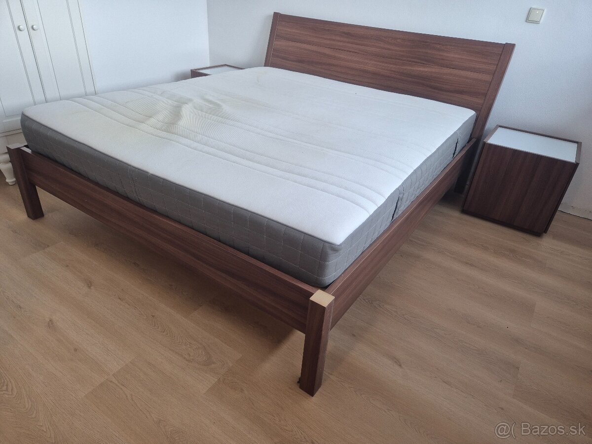 Manželská posteľ s roštom, matracom a 2x nočným stolíkom