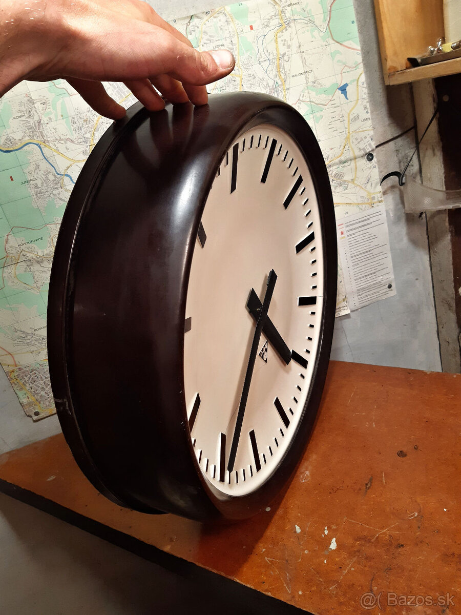 staré obrovské bakelitové hodiny, průměr 50 cm