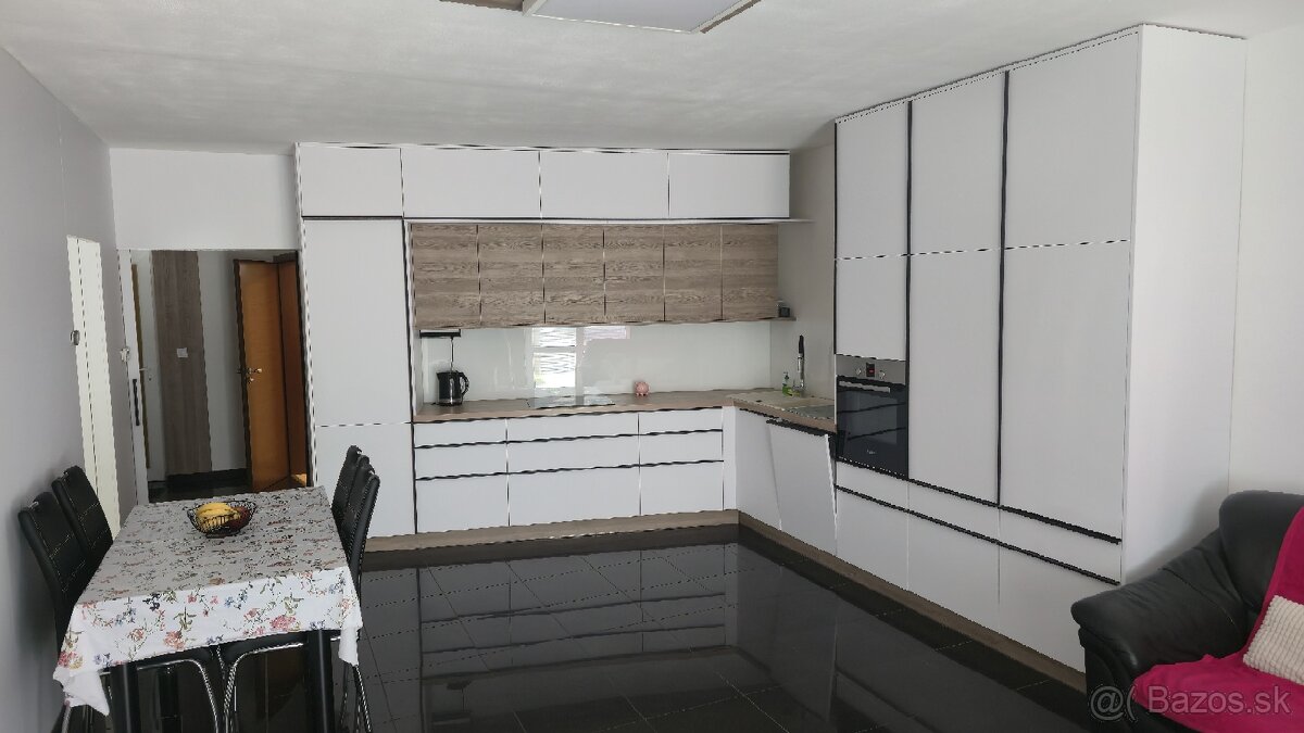 Predám veľký 2-izbový byt so záhradou a parkovaním