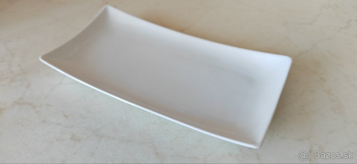 Tanier, príbor, fľaša na šľahačku, kôš