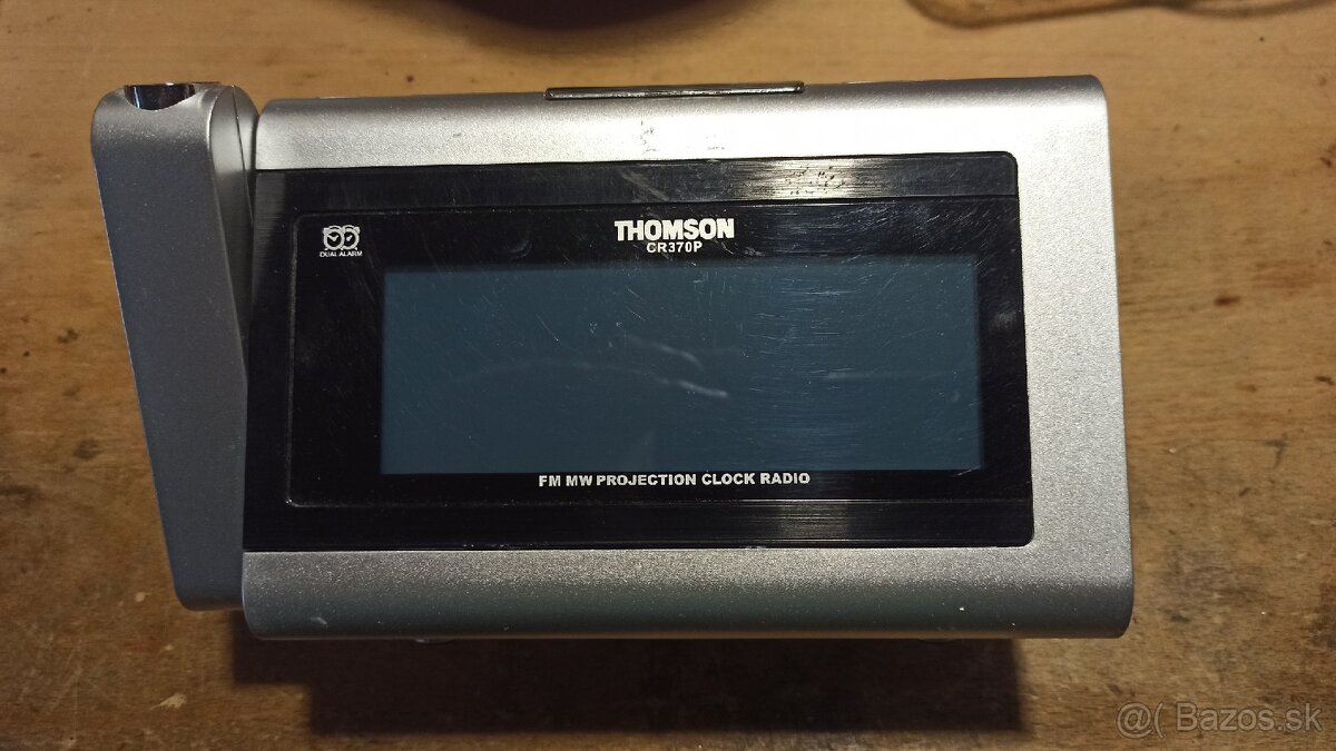 Rádio budík s projekciou času