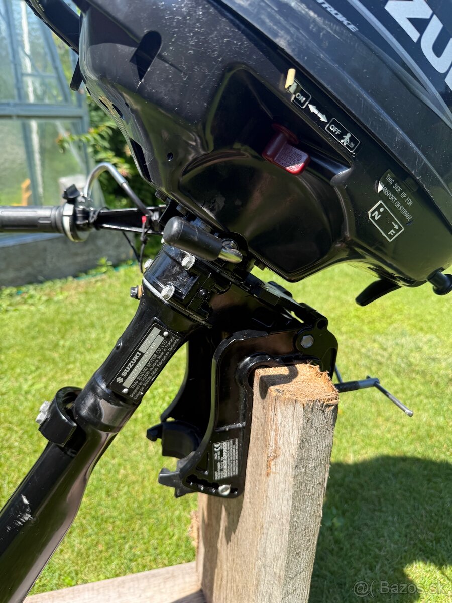 Lodný motor suzuki 2,5