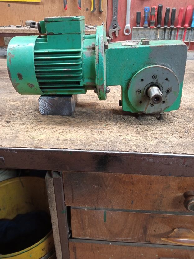 Predám elektromotor s prevodovkou.