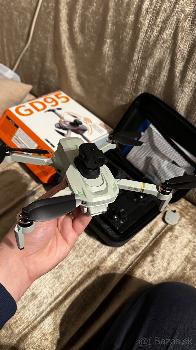 Dron GD95