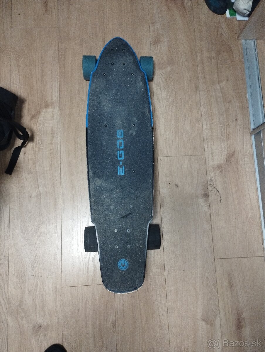 Elektrický skateboard (longboard)