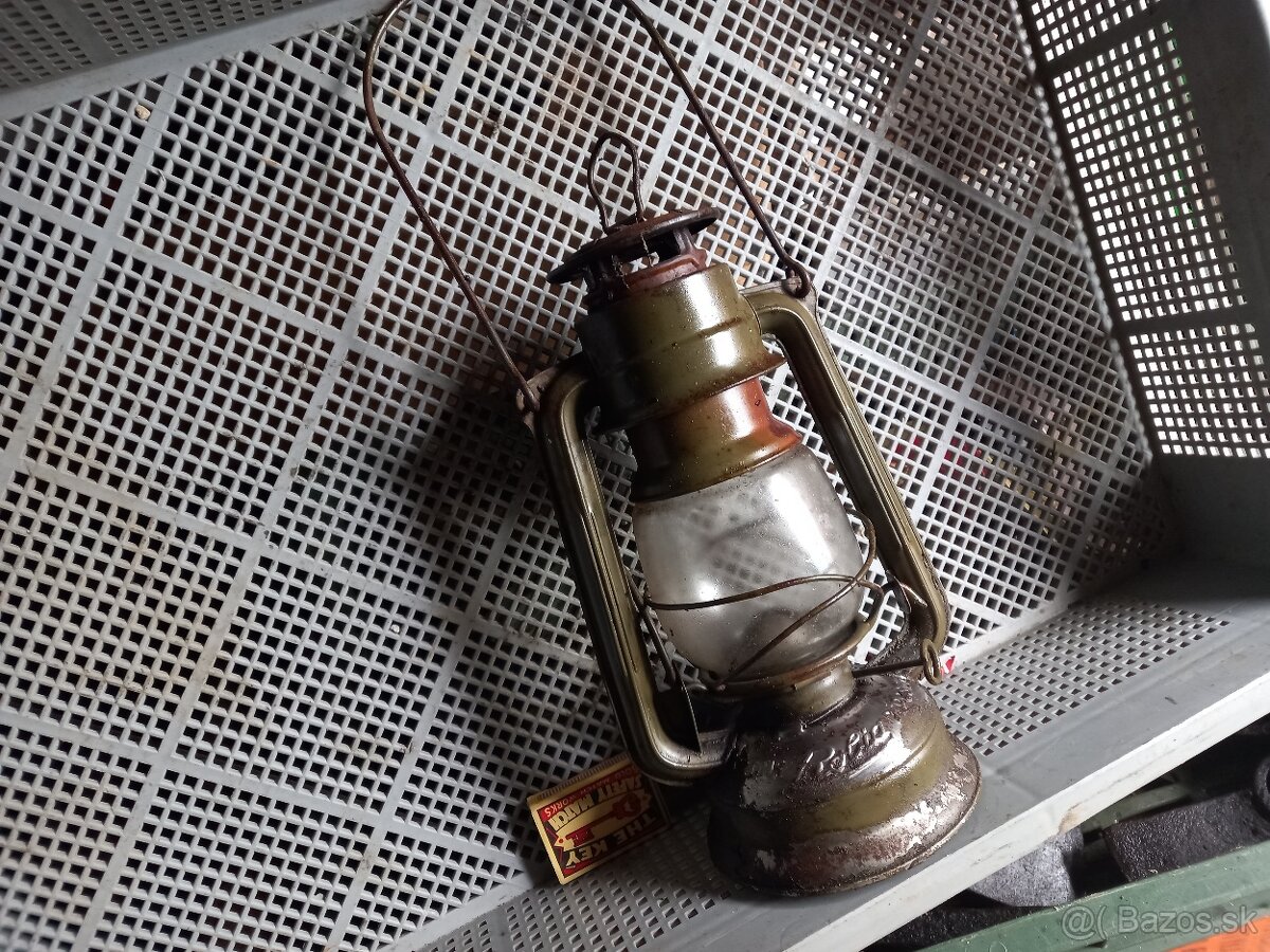 vojenska petrolejova lampa