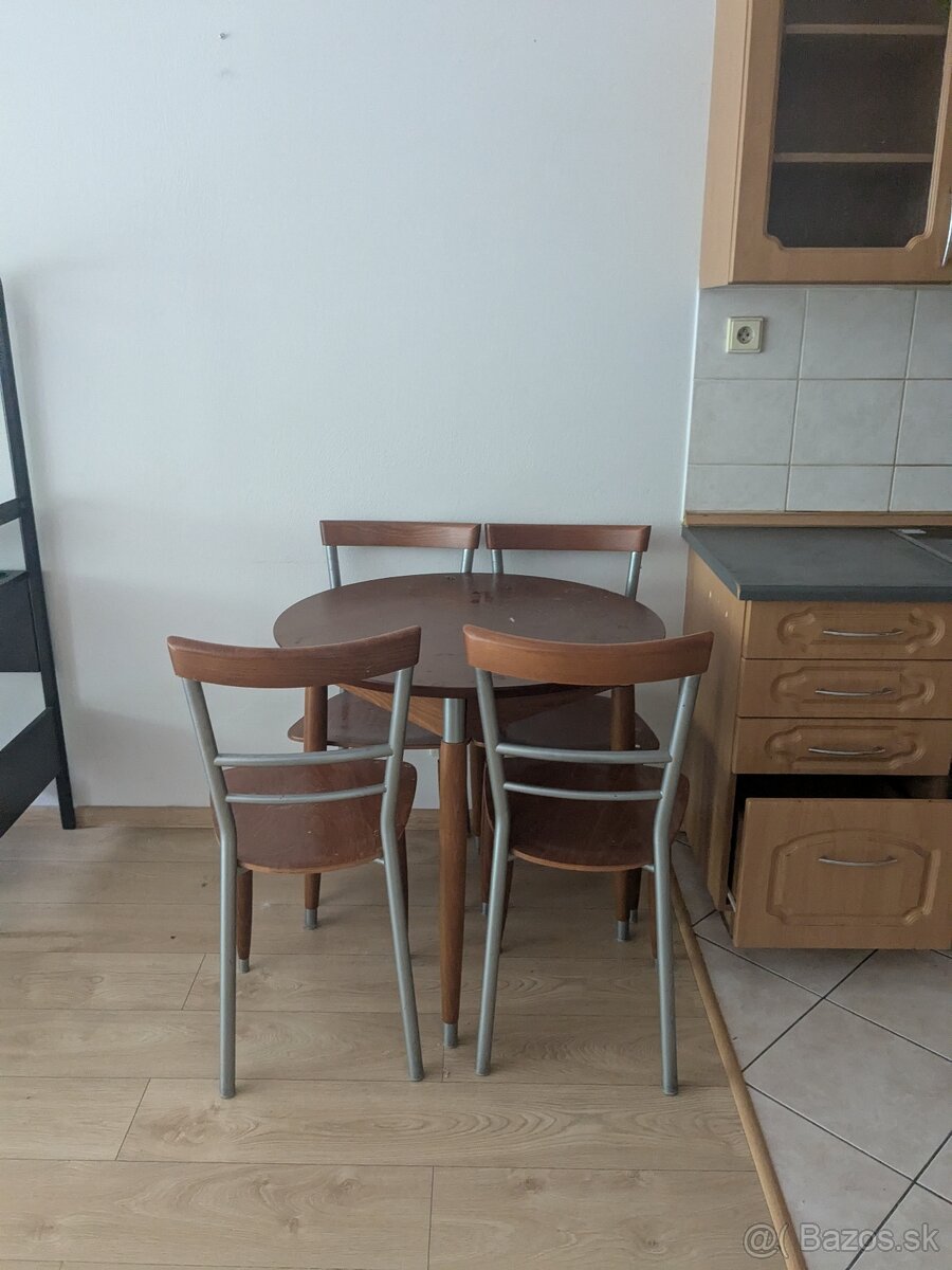Predám okrúhly stôl so stoličkami 4ks