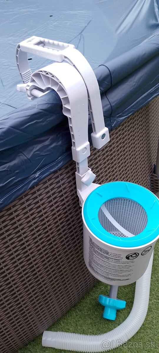 Bazénový skimmer