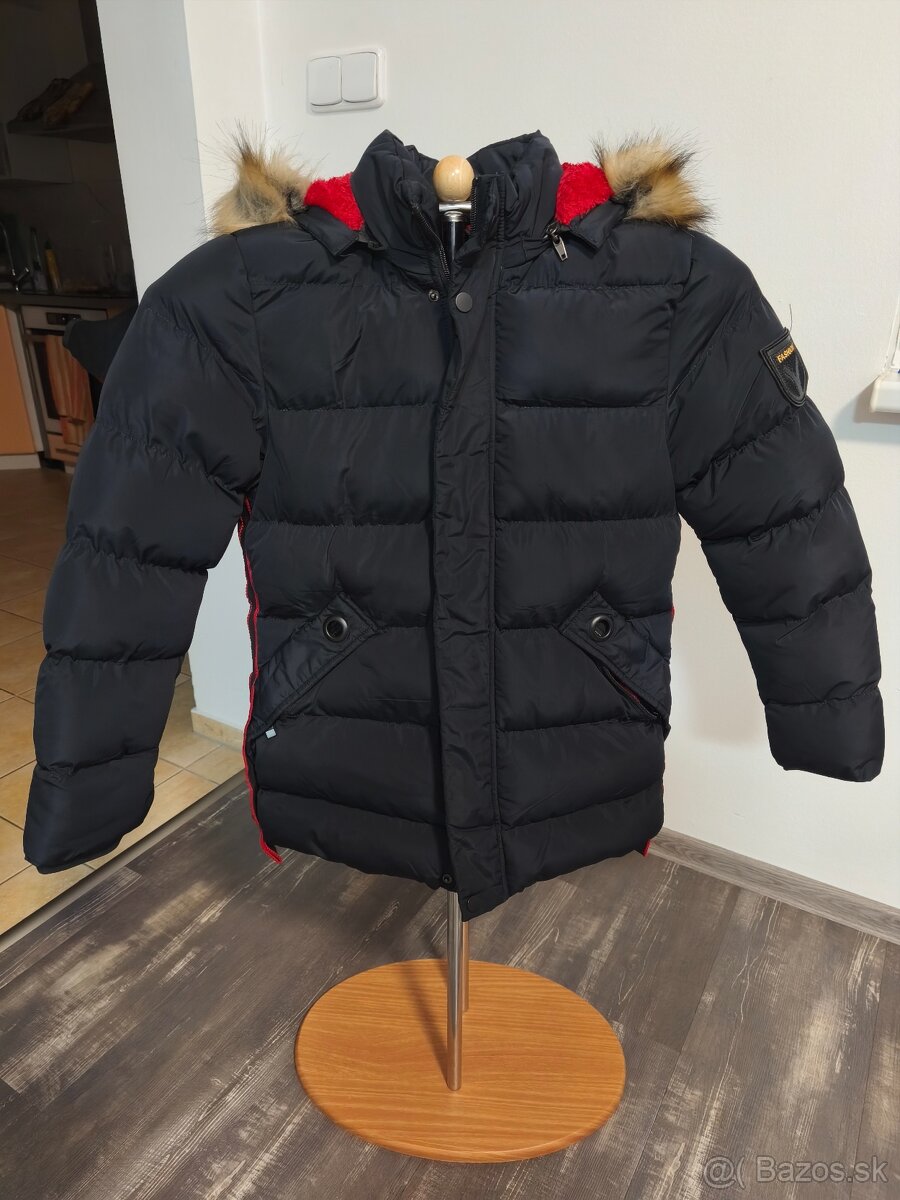 Zimná čierna chlapčenská vetrovka s červeným vnútrom