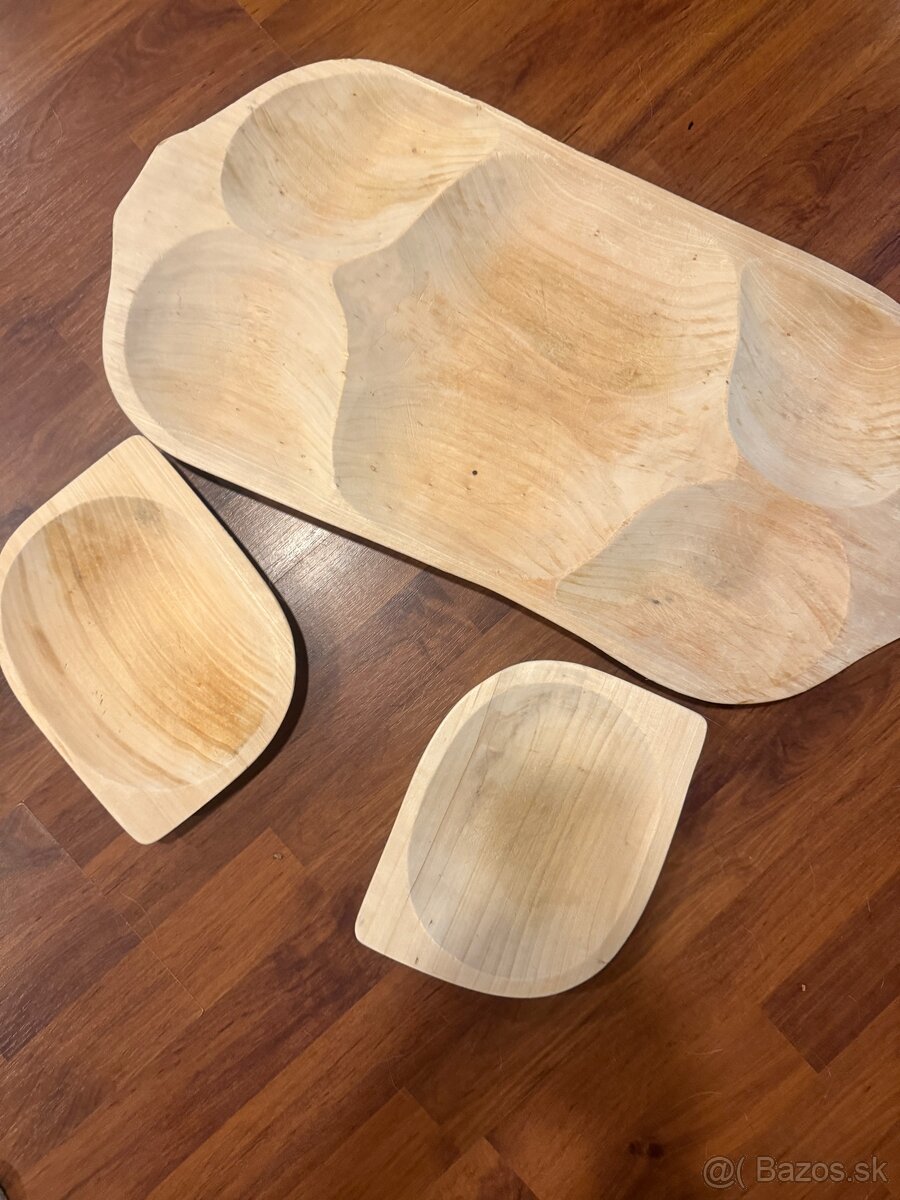 Veľká drevená misa a misky