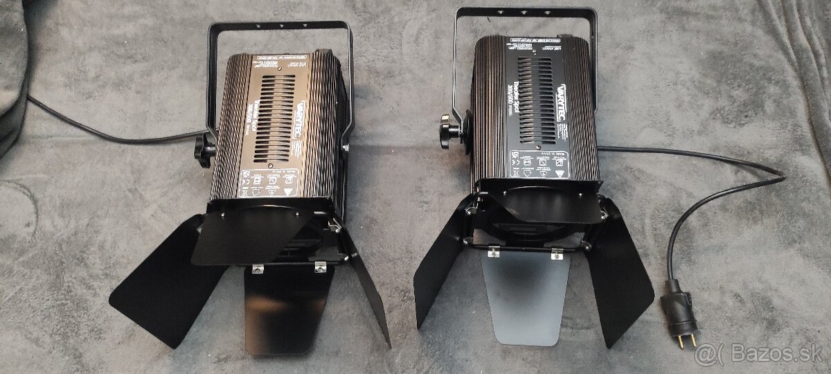 Divadelný reflektor 500w fresnel s clonami