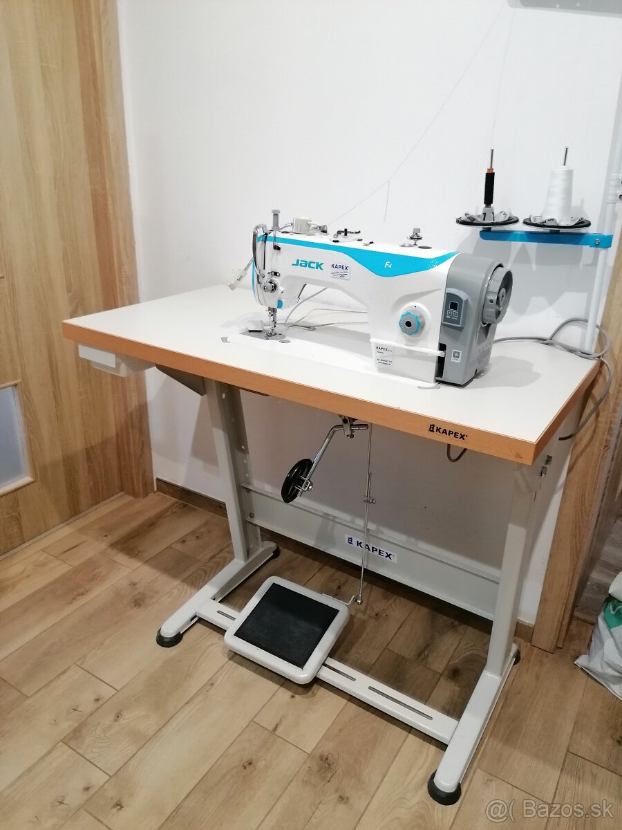 Jednoihlovka Jack F4, spodné podávanie - servomotor
