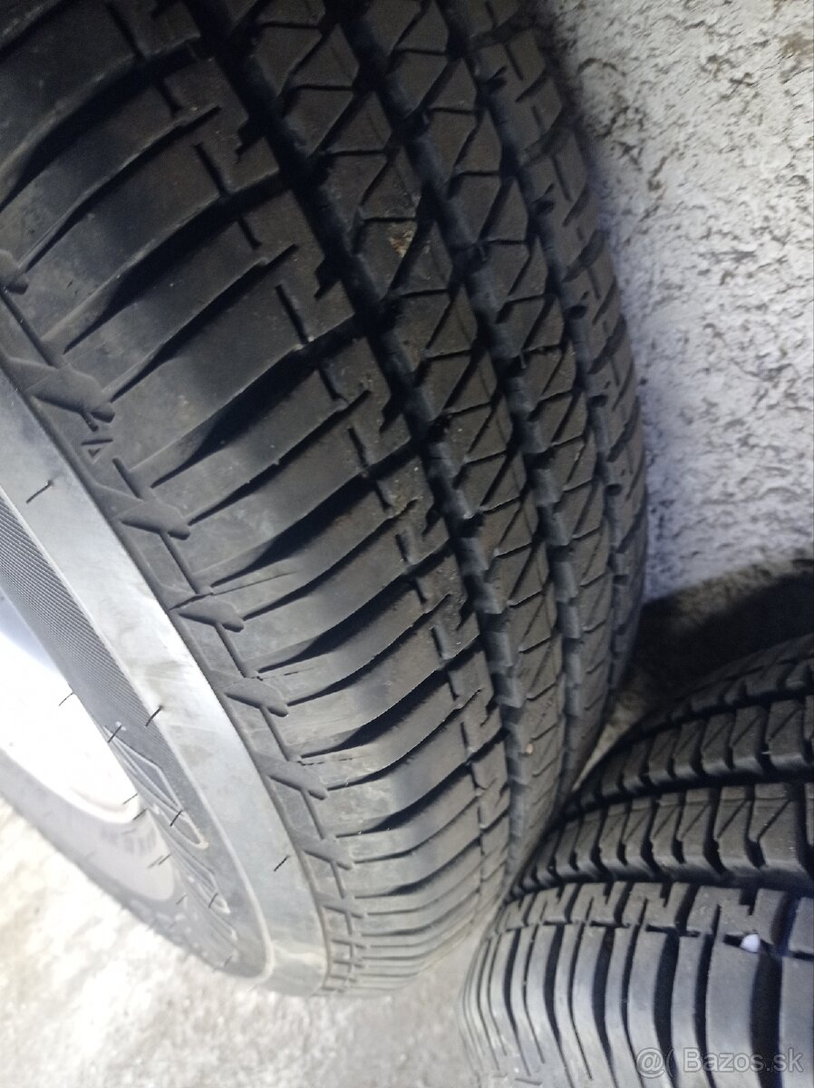 Predám pneu.zanovne s disky land Rover freelander 195/80r15