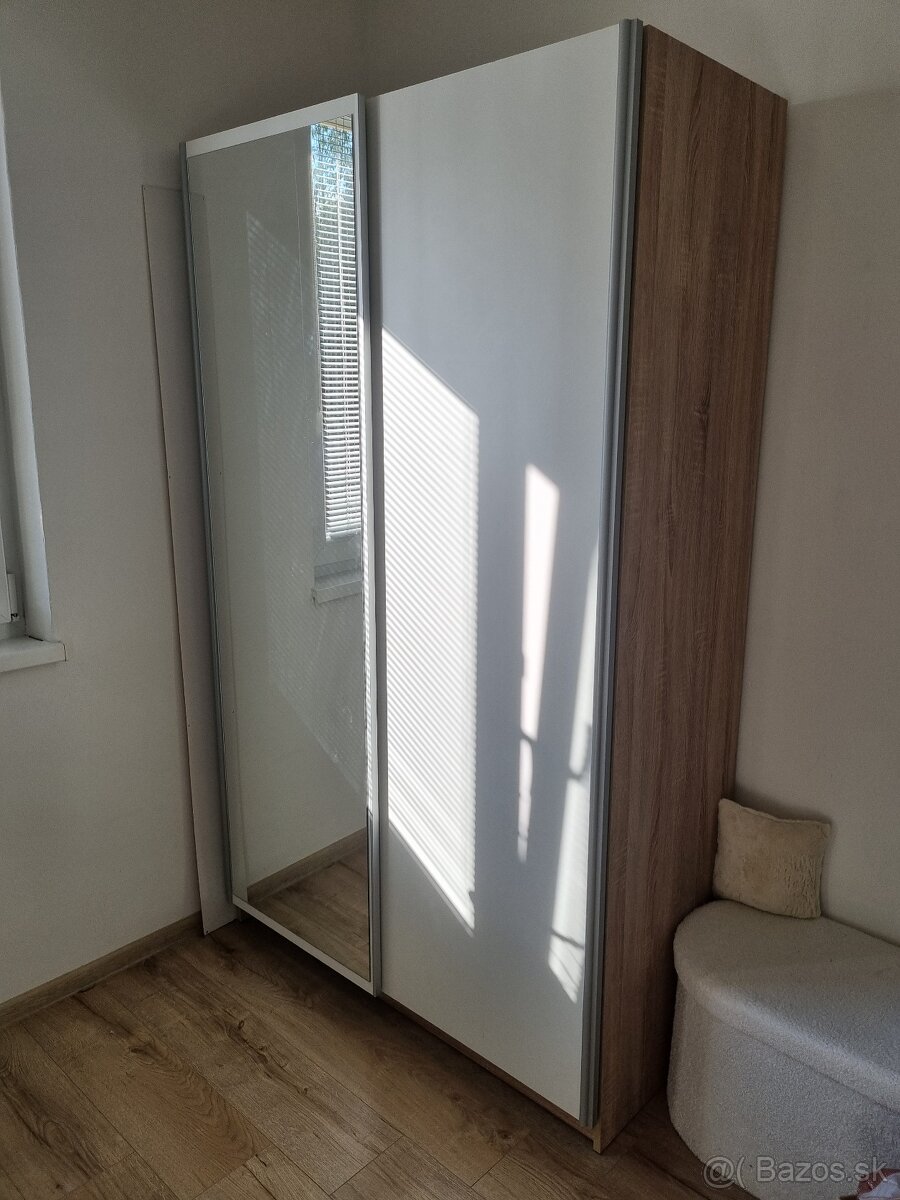 Šatníková skriňa so zrkadlom