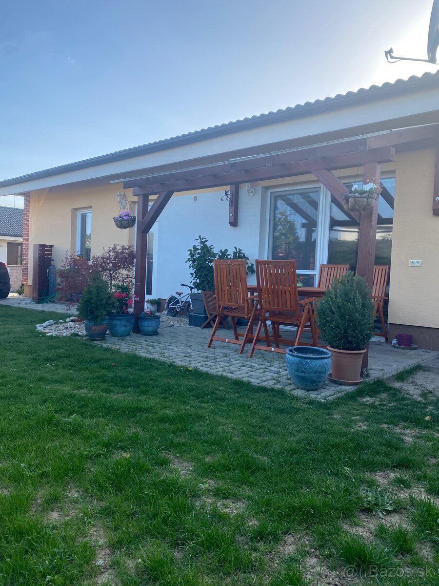 Exkluzívne ponúkam na predaj RD v Beckove.